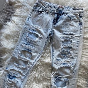 DISTRESSED ACID LIGHT WASH BOYFRIEND JEANS